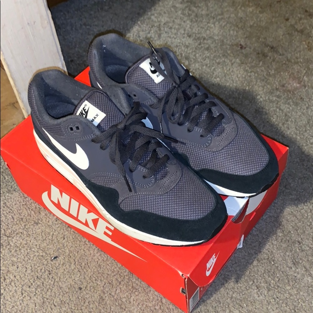Black and Grey Nike air max 1